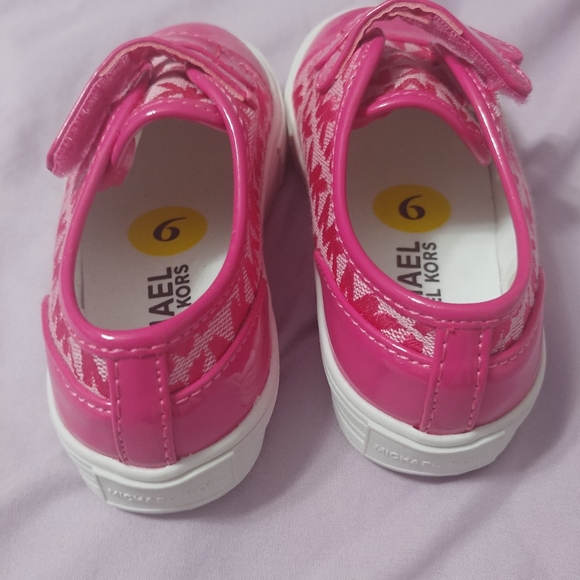 Sneakers - Picture 3 of 9